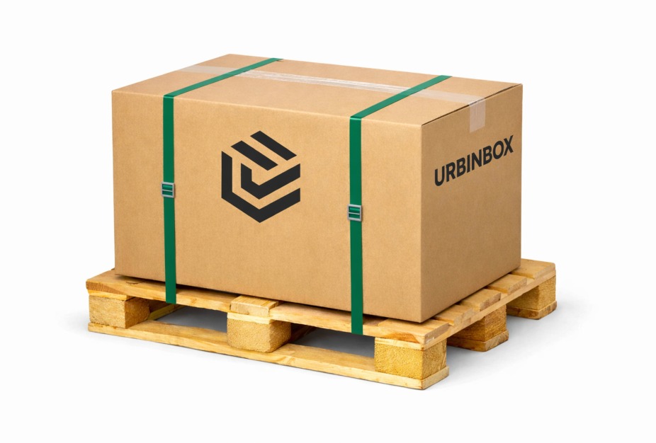 Caja de cartón URBINBOX flejada sobre un palé de madera